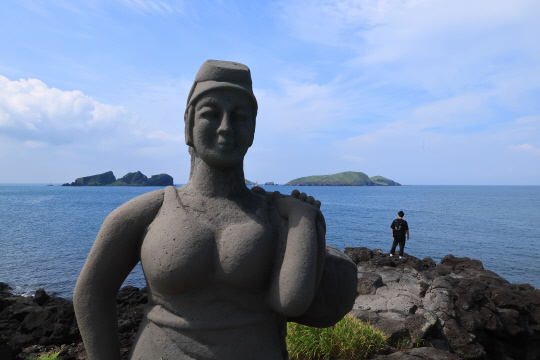 5일 한 탐방객이 제주시 한경면 해안도로에서 차귀도를 바라보고 있다.  <연합뉴스>